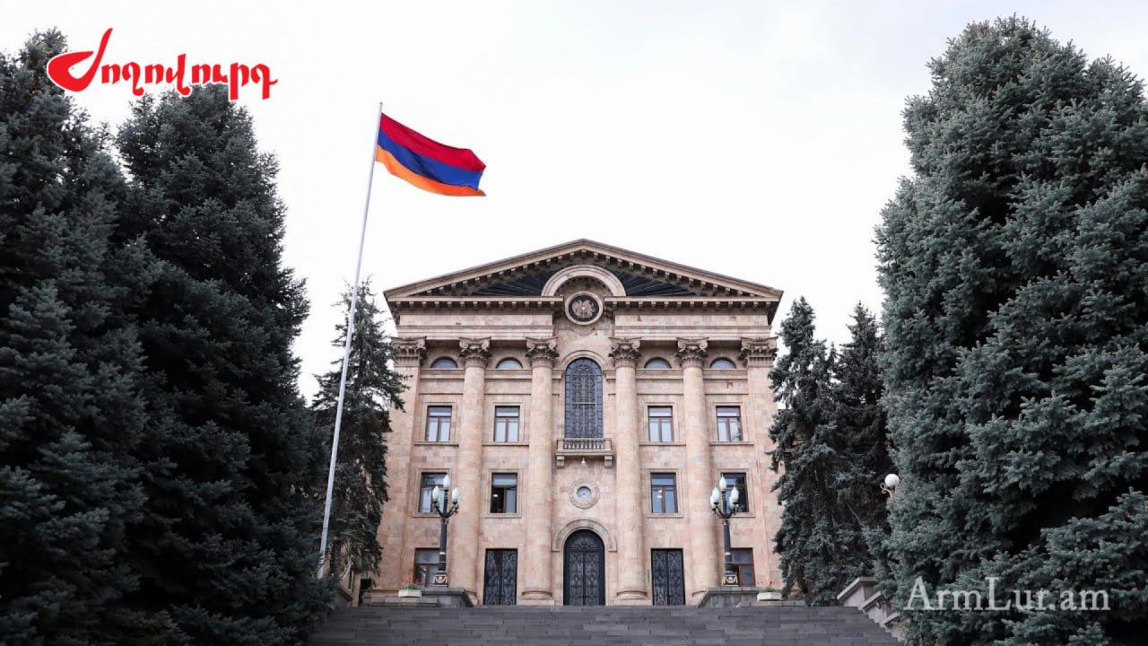 ՈՒՂԻՂ. Փաշինյանը Սամվել Կարապետյանին բռնելու հրահանգ տալուց հետո ԱԺ-ում է